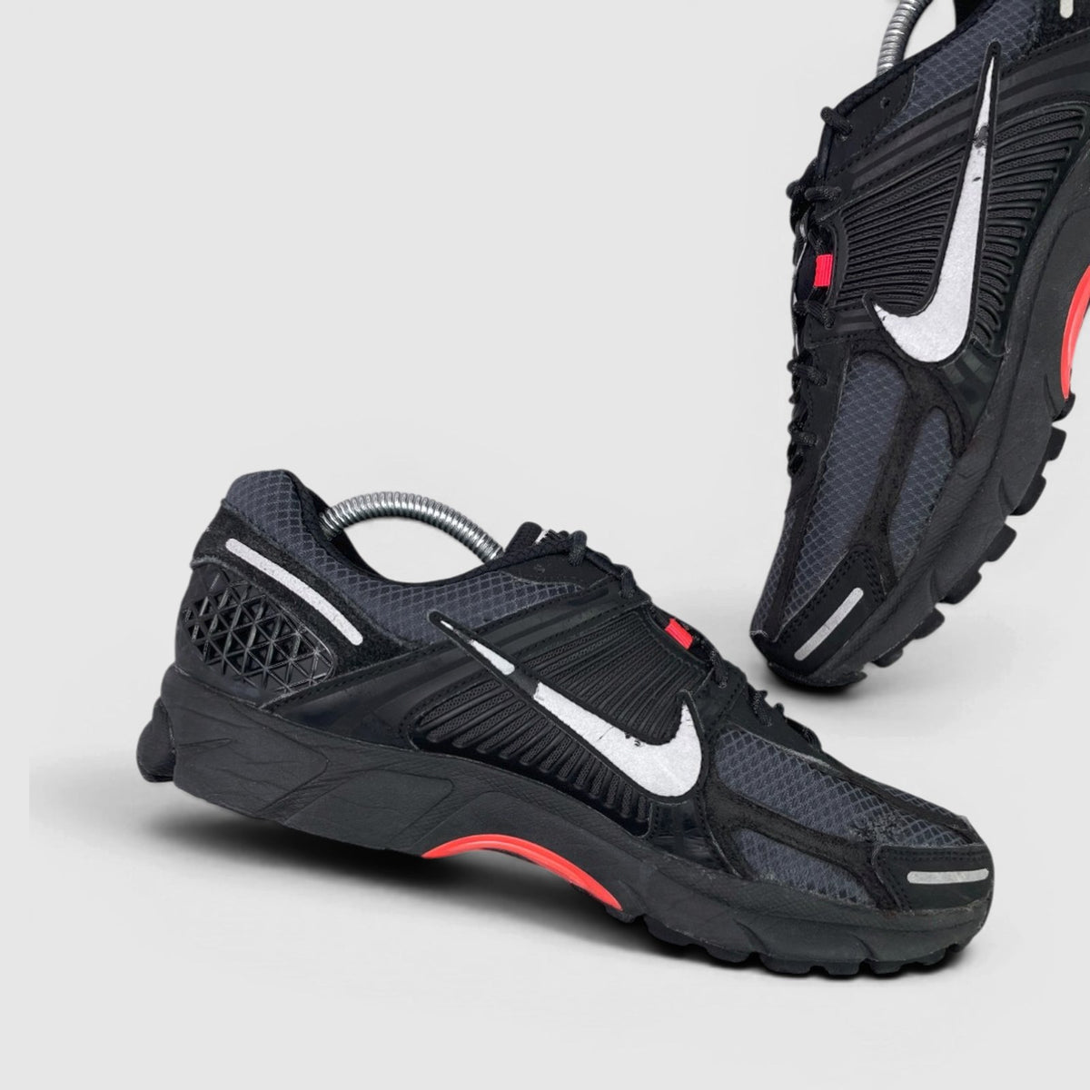 Nike Zoom Vomero 5 — buty sportowe męskie w bardzo dobrym stanie rozmiar 44, boczny profil, prawa strona
