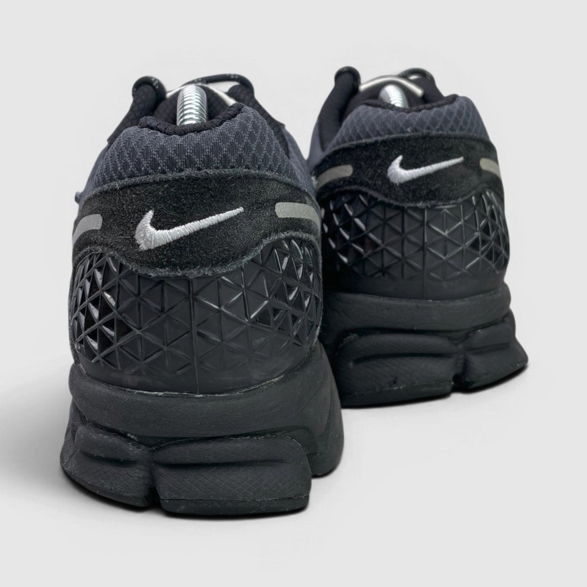 Nike Zoom Vomero 5 — buty sportowe męskie w bardzo dobrym stanie rozmiar 44, widok z tyłu