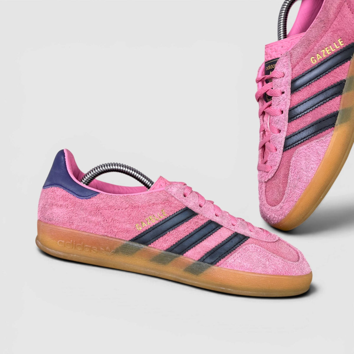 Adidas Gazelle Indoor Bliss Pink Purple — buty sportowe damskie w bardzo dobrym stanie rozmiar 39 1/3, boczny profil, lewa strona