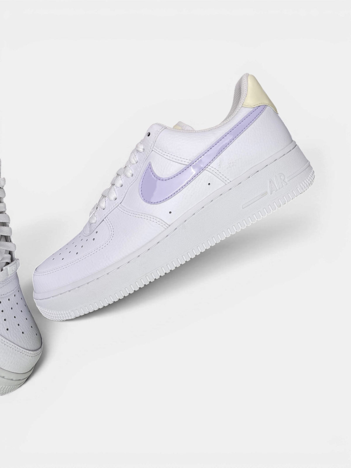 Nike Air Force 1 Low — buty sportowe damskie nowe rozmiar 42.5, boczny profil, prawa strona