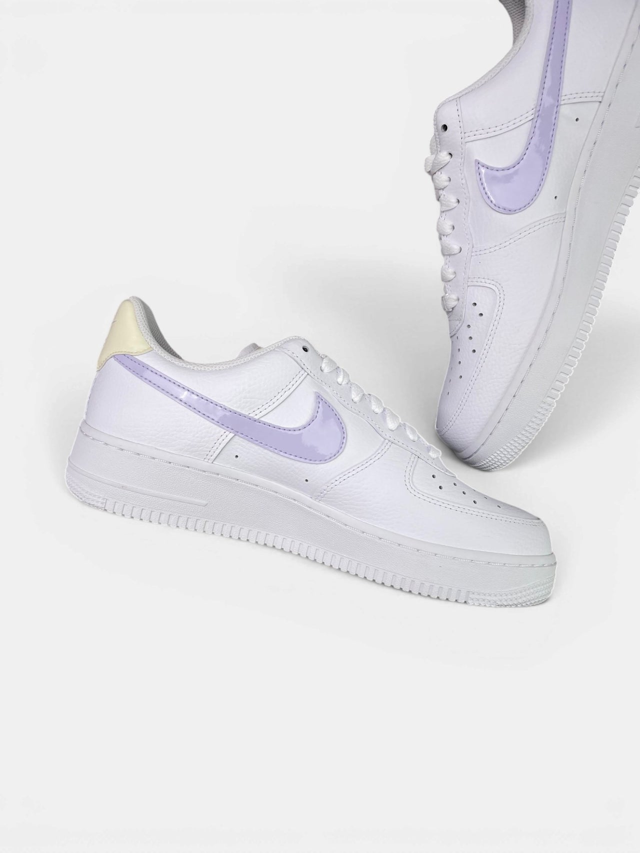 Nike Air Force 1 Low — buty sportowe damskie nowe rozmiar 42.5, boczny profil, lewa strona
