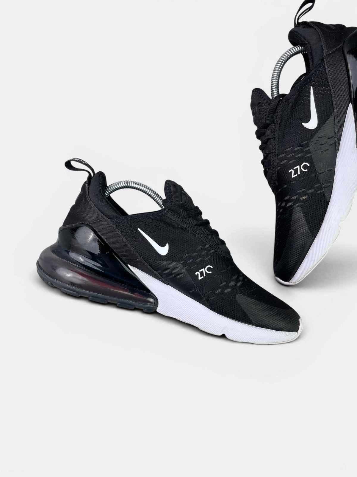 Nike Air Max 270 Black White — buty sportowe męskie w bardzo dobrym stanie rozmiar 41, boczny profil, lewa strona