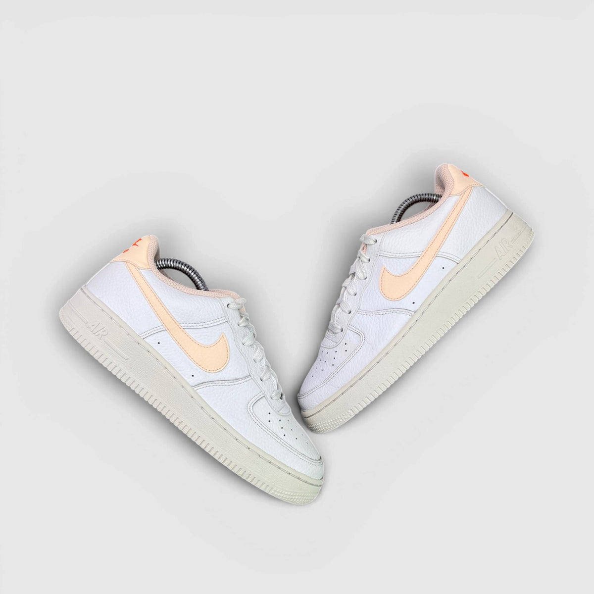 Nike Air Force 1 Low — buty sportowe damskie w bardzo dobrym stanie rozmiar 38, para butów