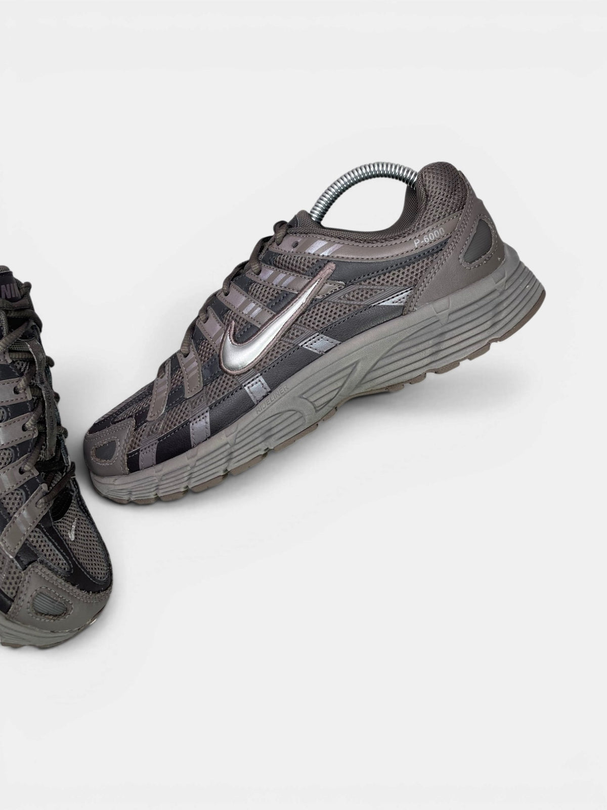 Nike P-6000 GS Cave Stone — buty sportowe damskie w bardzo dobrym stanie rozmiar 40, boczny profil, prawa strona