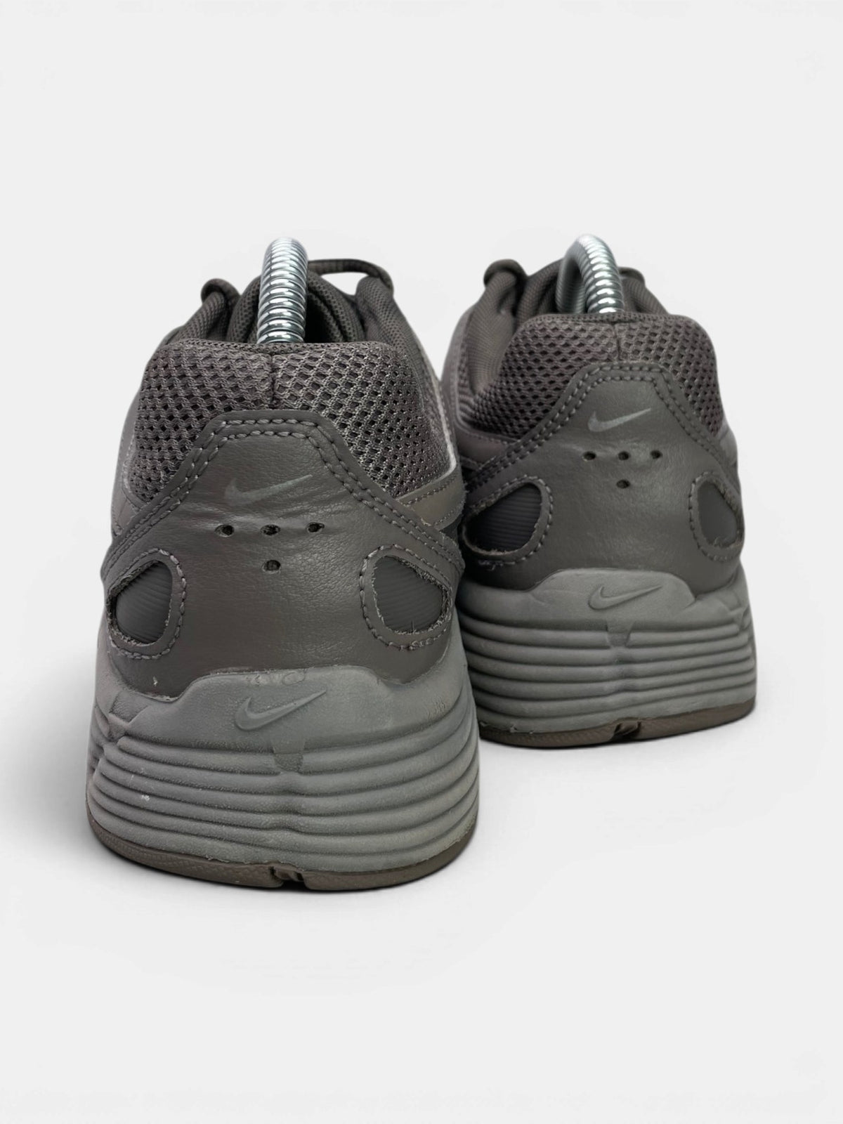 Nike P-6000 GS Cave Stone — buty sportowe damskie w bardzo dobrym stanie rozmiar 40, widok z tyłu
