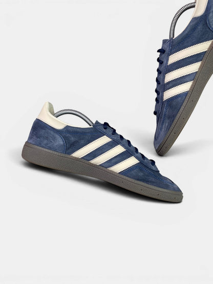 Adidas Spezial Night Indigo — buty sportowe męskie w bardzo dobrym stanie rozmiar 42 2/3, boczny profil, lewa strona