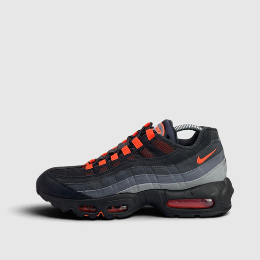 Nike Air Max 95 Hyper Crimson — buty sportowe męskie w bardzo dobrym stanie rozmiar 42, boczny profil, lewa strona