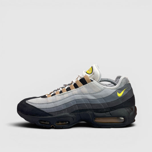 Nike Air Max 95 Icons — buty sportowe męskie w bardzo dobrym stanie rozmiar 45.5, boczny profil, lewa strona