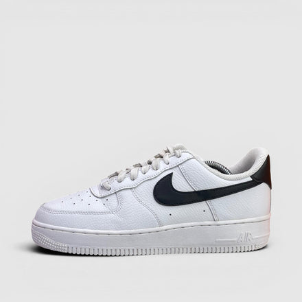 Nike Air Force 1 ’07 White Black — buty sportowe damskie w bardzo dobrym stanie rozmiar 40, boczny profil, lewa strona