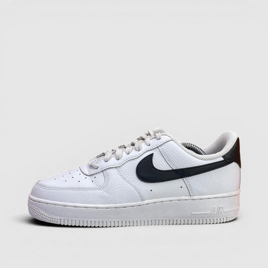 Nike Air Force 1 ’07 White Black — buty sportowe damskie w bardzo dobrym stanie rozmiar 40, boczny profil, lewa strona