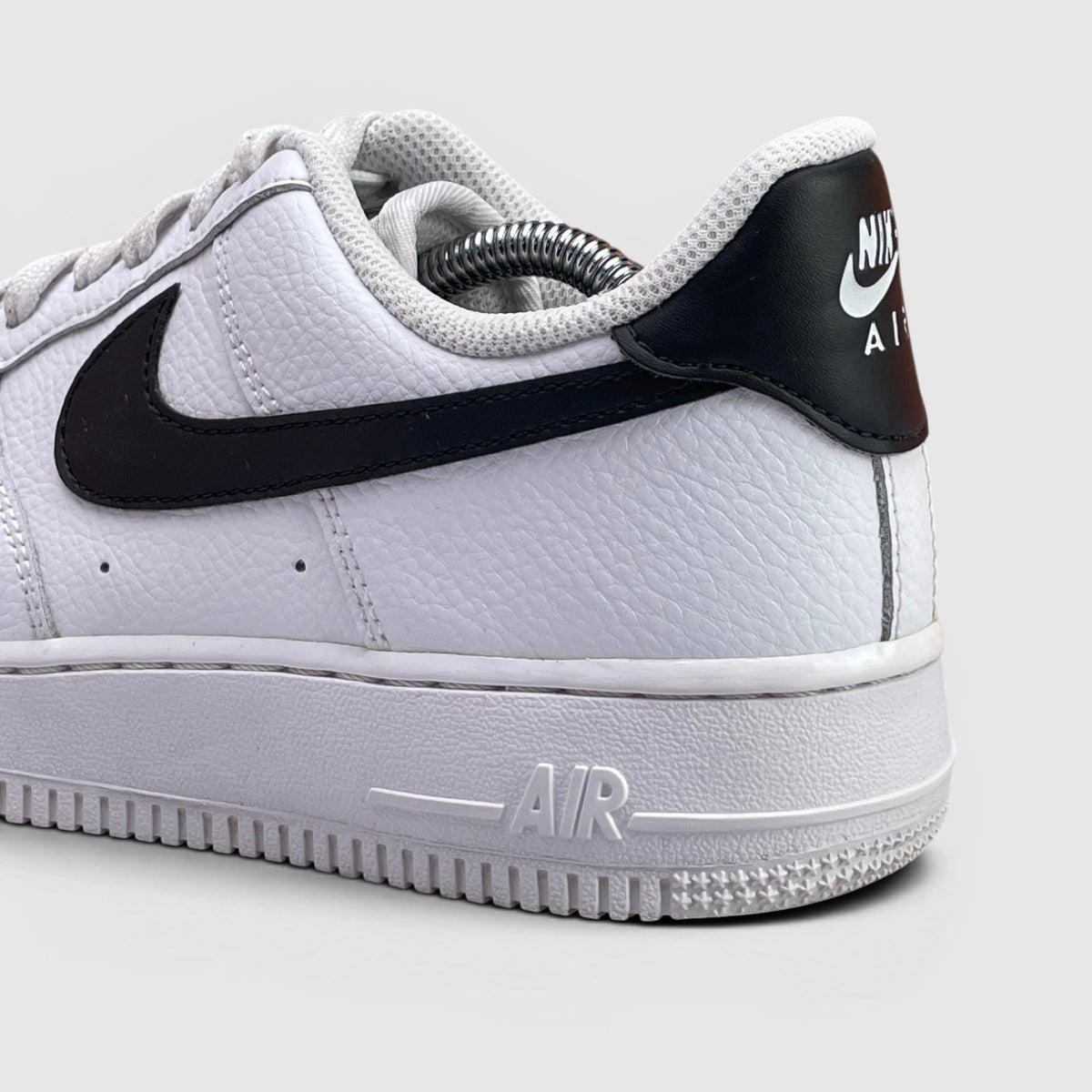 Nike Air Force 1 ’07 White Black — buty sportowe damskie w bardzo dobrym stanie rozmiar 40, zapiętek