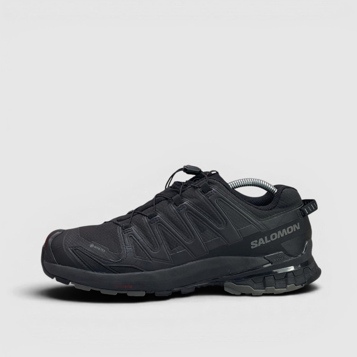 Salomon Xa Pro 3D V9 — buty sportowe męskie w bardzo dobrym stanie rozmiar 42.5, boczny profil, lewa strona