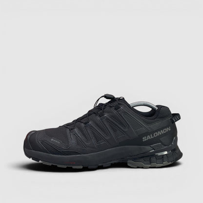 Salomon Xa Pro 3D V9 — buty sportowe męskie w bardzo dobrym stanie rozmiar 42.5, boczny profil, lewa strona