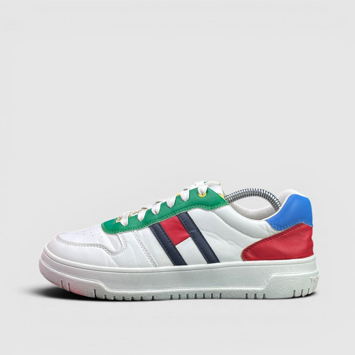 Tommy Hilfiger Flag Low Cut Lace-Up — buty sportowe damskie w bardzo dobrym stanie rozmiar 39, boczny profil, lewa strona