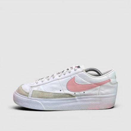 Nike Blazer Low Platform — buty sportowe damskie w bardzo dobrym stanie rozmiar 40, boczny profil, lewa strona