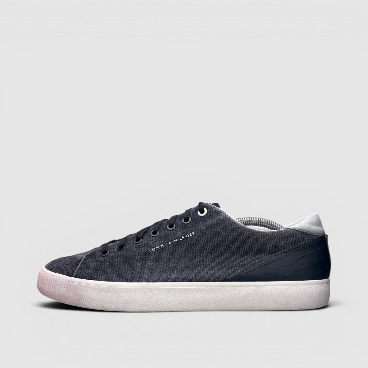 Tommy Hilfiger Sneakers — buty sportowe męskie w bardzo dobrym stanie rozmiar 45, boczny profil, lewa strona