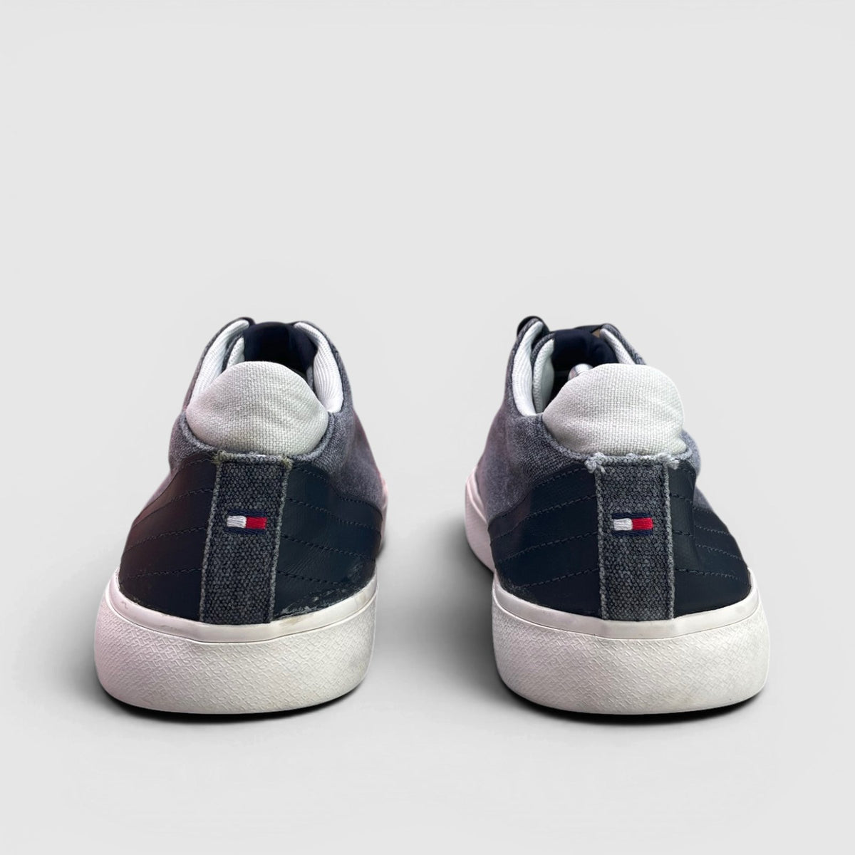 Tommy Hilfiger Sneakers — buty sportowe męskie w bardzo dobrym stanie rozmiar 45, widok z tyłu