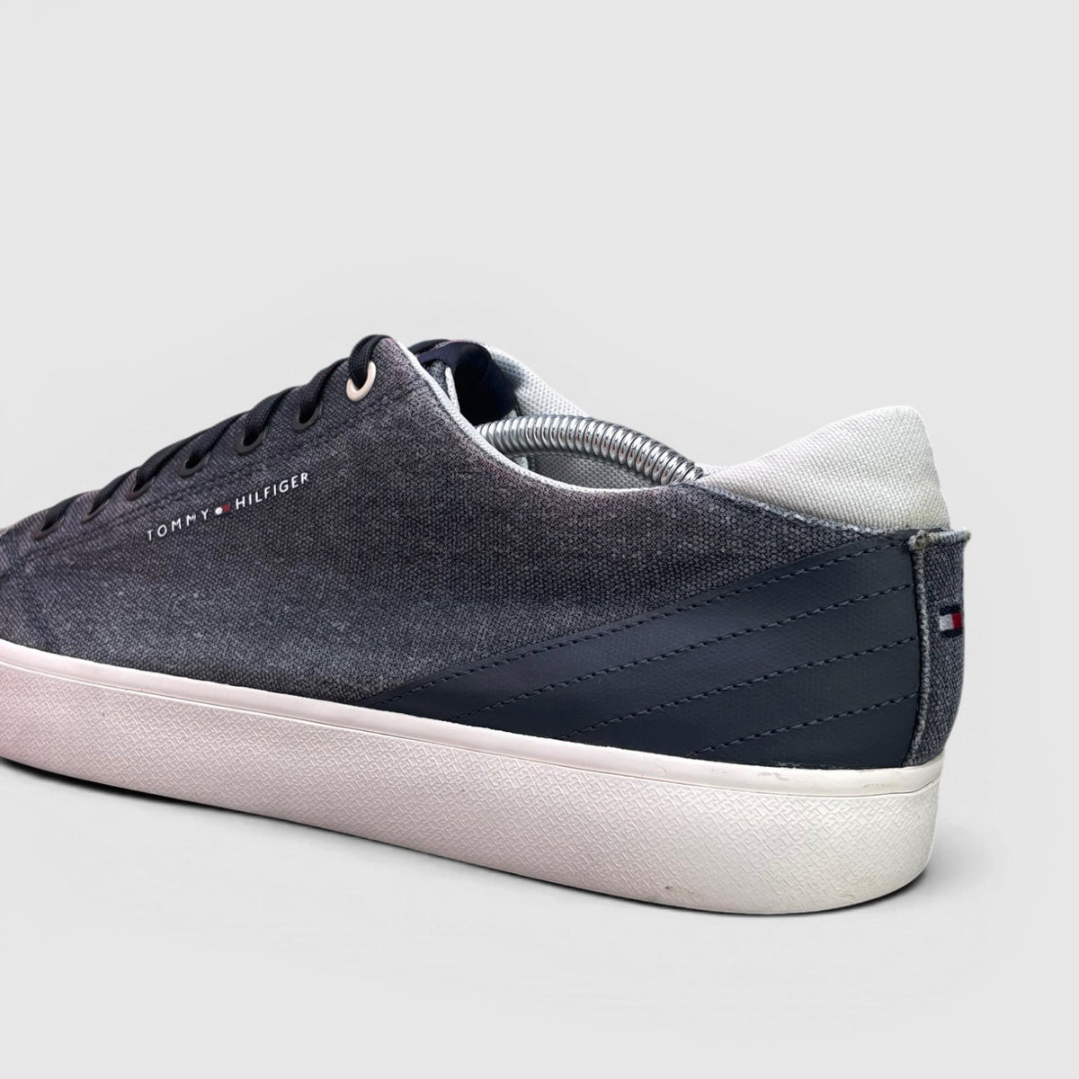 Tommy Hilfiger Sneakers — buty sportowe męskie w bardzo dobrym stanie rozmiar 45, boczny profil, prawa strona
