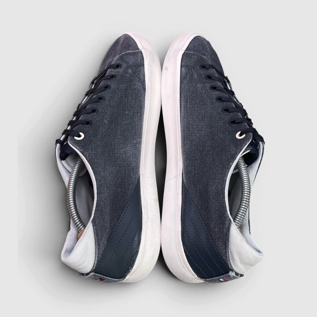 Tommy Hilfiger Sneakers — buty sportowe męskie w bardzo dobrym stanie rozmiar 45, widok z góry