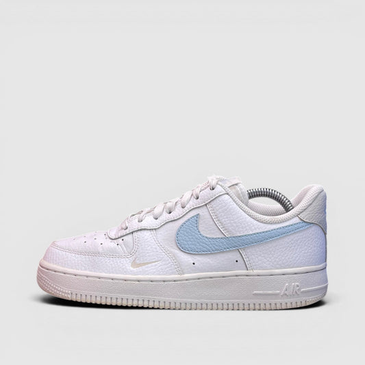 Nike Air Force 1 '07 Light Armory Blue — buty sportowe damskie w bardzo dobrym stanie rozmiar 38, boczny profil, lewa strona