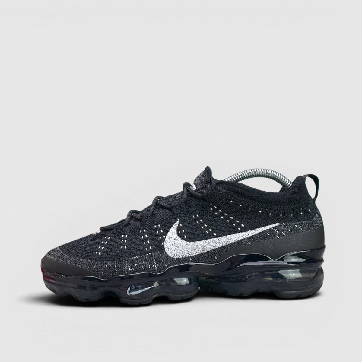 Nike Air VaporMax 2023 Flyknit Oreo — buty sportowe męskie w bardzo dobrym stanie rozmiar 42, boczny profil, lewa strona