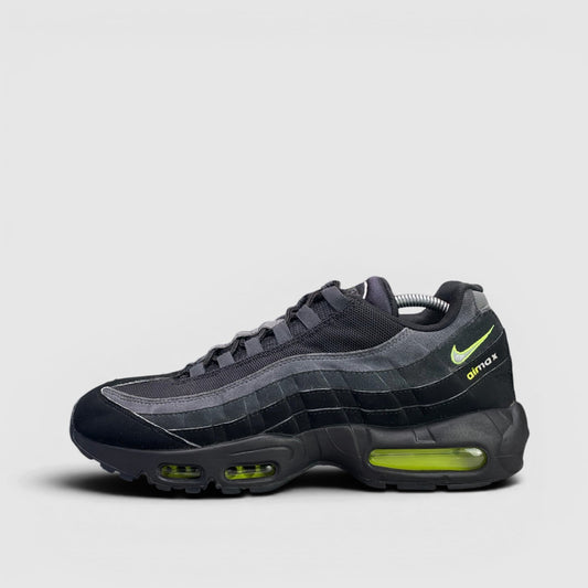 Nike Air Max 95 Black Volt — buty sportowe męskie w bardzo dobrym stanie rozmiar 44.5, boczny profil, lewa strona
