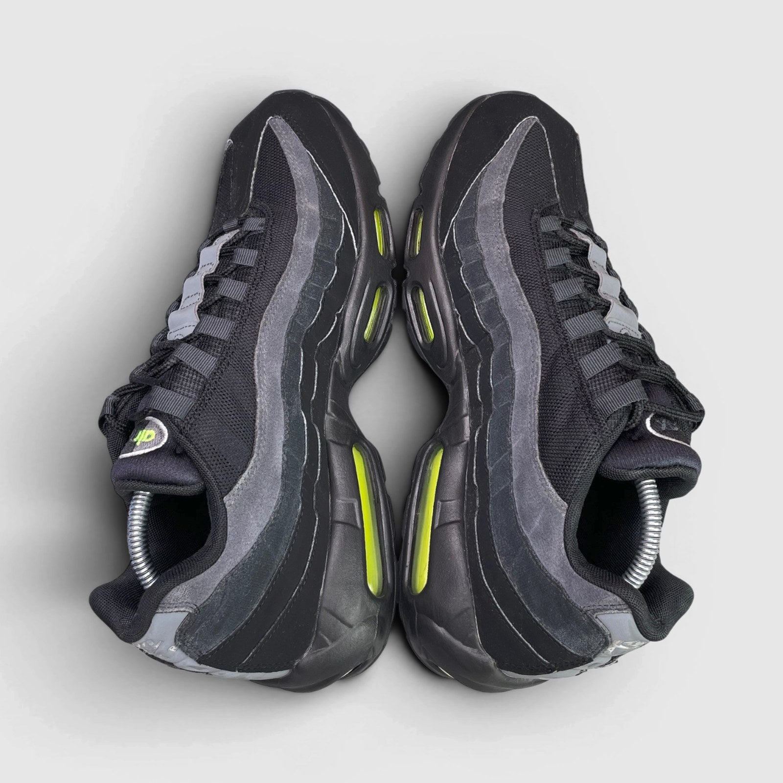 Nike Air Max 95 Black Volt — buty sportowe męskie w bardzo dobrym stanie rozmiar 44.5, widok z góry