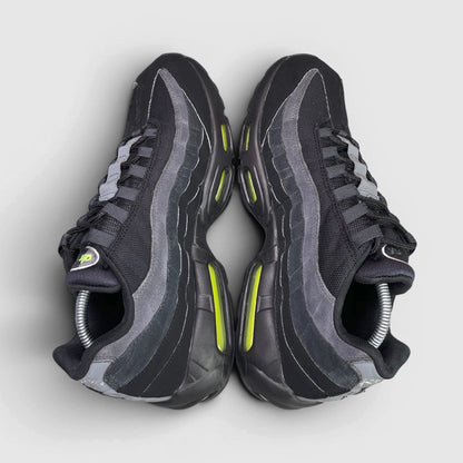 Nike Air Max 95 Black Volt — buty sportowe męskie w bardzo dobrym stanie rozmiar 44.5, widok z góry