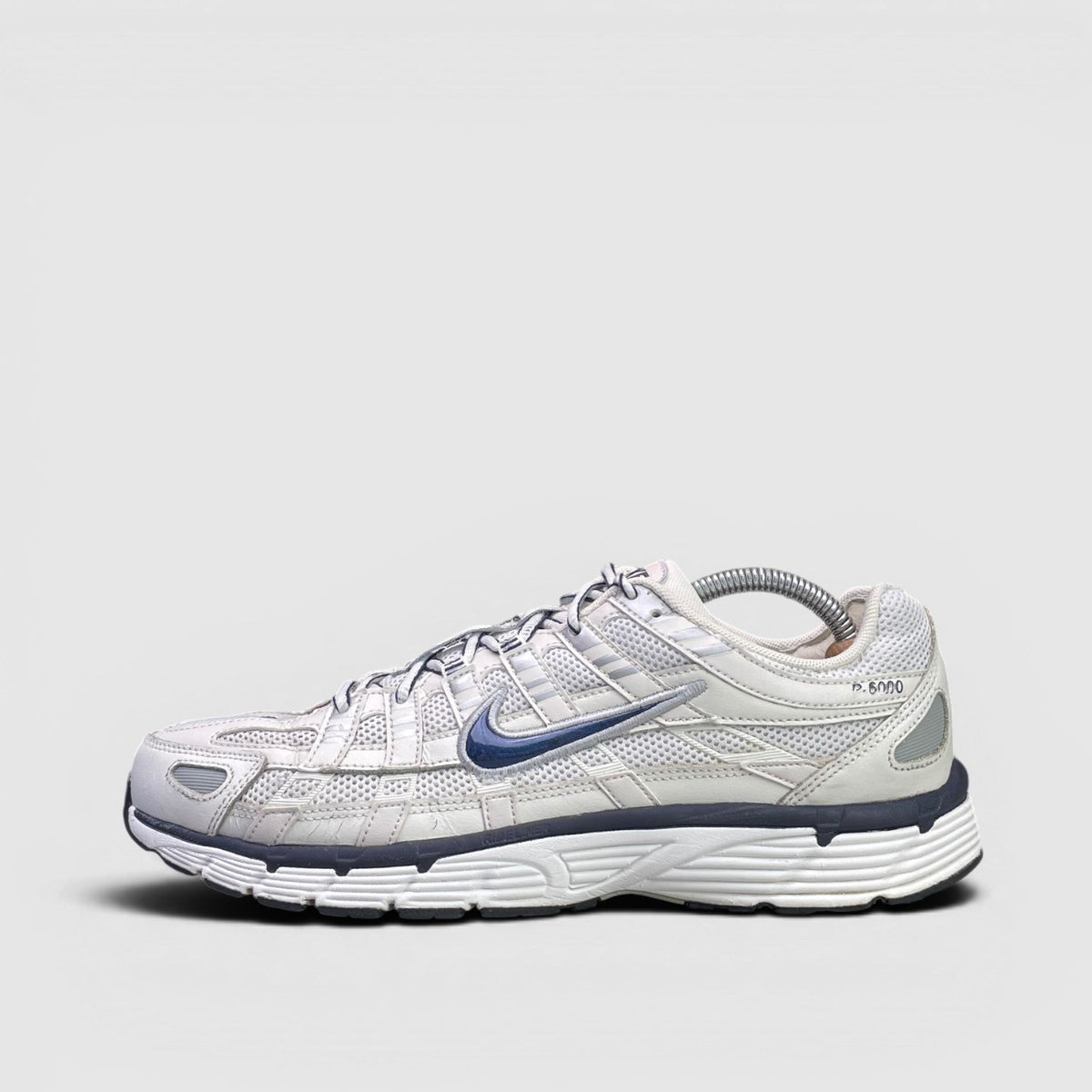Nike P-6000 Phantom — buty sportowe męskie w bardzo dobrym stanie rozmiar 44, boczny profil, lewa strona