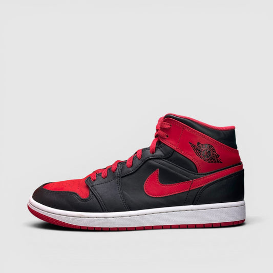 Nike Air Jordan 1 Mid Alternate Bred — buty sportowe męskie w bardzo dobrym stanie rozmiar 45, boczny profil, lewa strona
