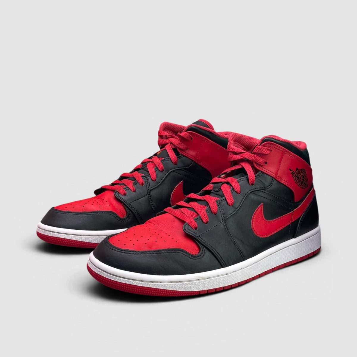 Nike Air Jordan 1 Mid Alternate Bred — buty sportowe męskie w bardzo dobrym stanie rozmiar 45, para butów