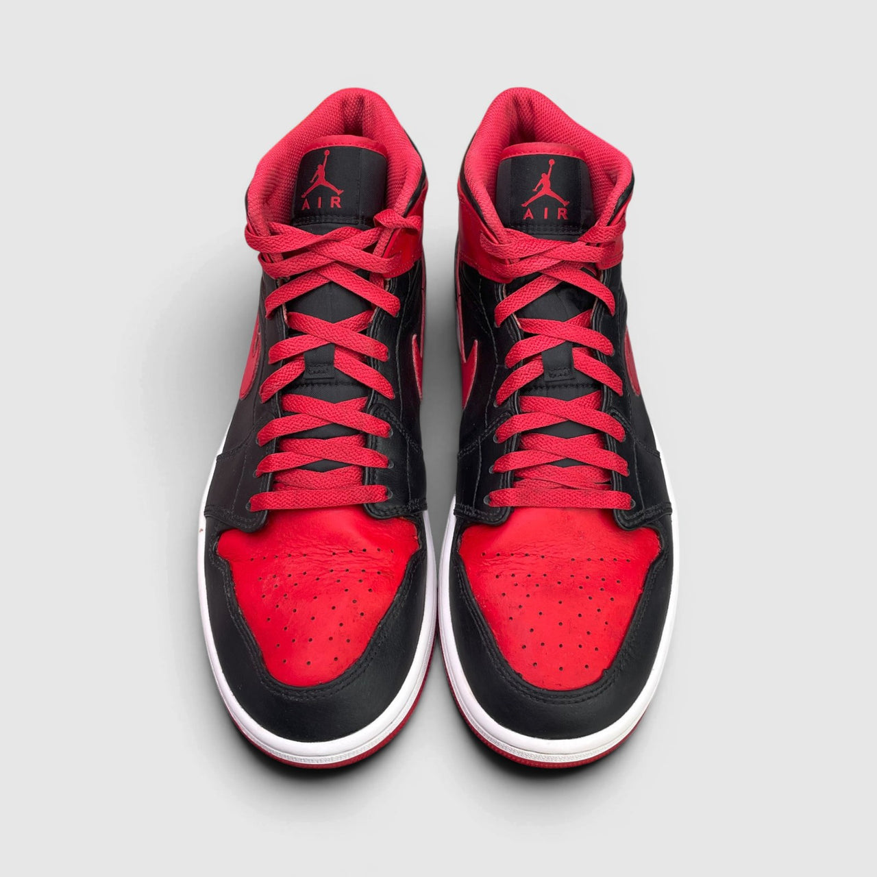 Nike Air Jordan 1 Mid Alternate Bred — buty sportowe męskie w bardzo dobrym stanie rozmiar 45, widok z przodu