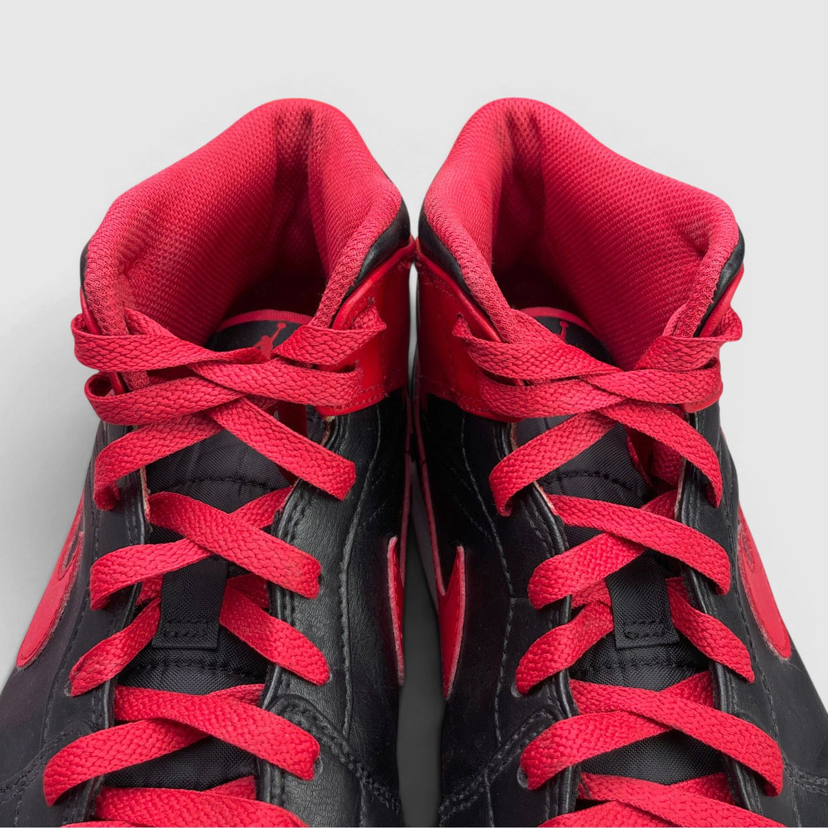 Nike Air Jordan 1 Mid Alternate Bred — buty sportowe męskie w bardzo dobrym stanie rozmiar 45, język buta