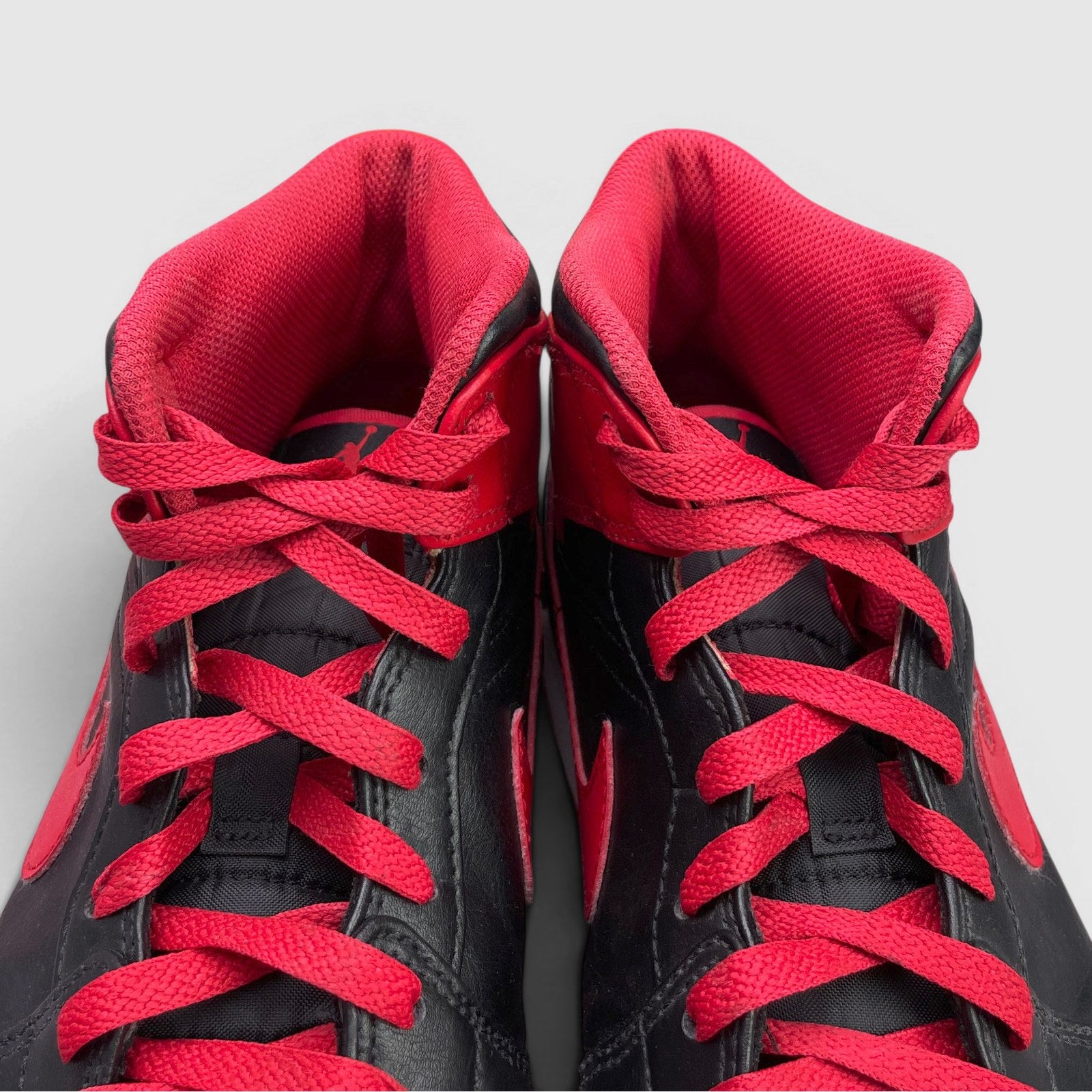 Nike Air Jordan 1 Mid Alternate Bred — buty sportowe męskie w bardzo dobrym stanie rozmiar 45, język buta