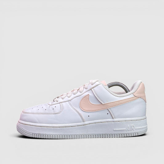 Nike Air Force 1 Low — buty sportowe damskie w bardzo dobrym stanie rozmiar 38, boczny profil, lewa strona
