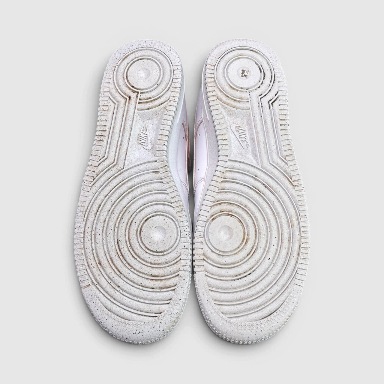 Nike Air Force 1 Low — buty sportowe damskie w bardzo dobrym stanie rozmiar 38, podeszwa