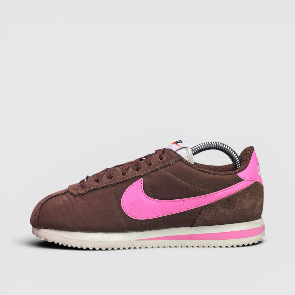 Nike Classic Cortez — buty sportowe damskie w bardzo dobrym stanie rozmiar 37.5, boczny profil, lewa strona