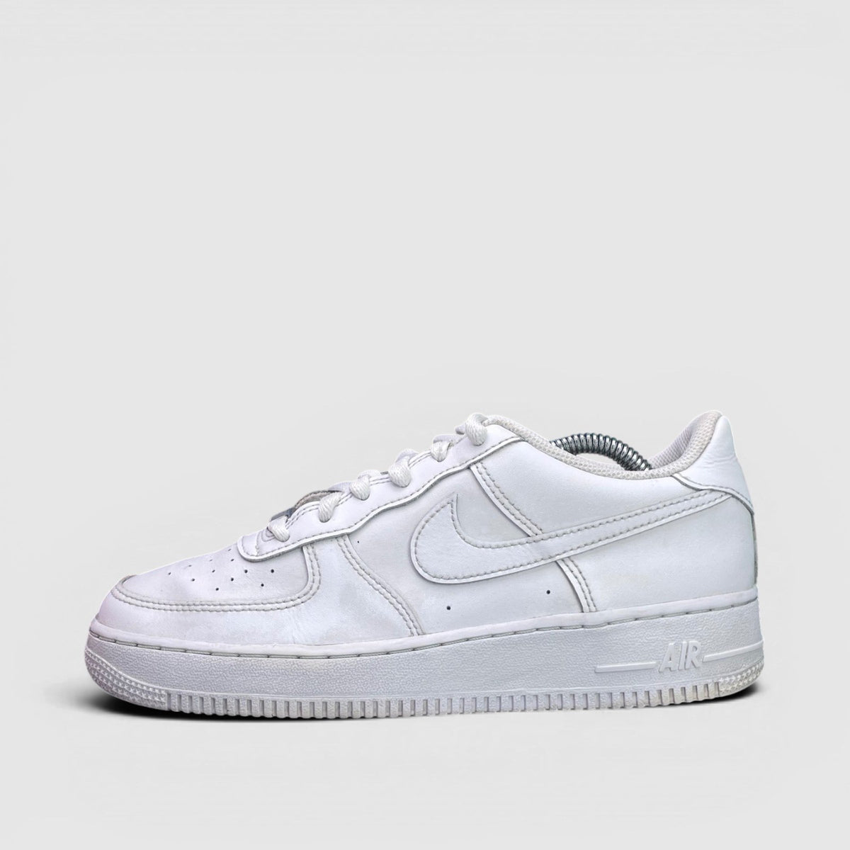 Nike Air Force 1 Low Triple White — buty sportowe damskie w bardzo dobrym stanie rozmiar 39, boczny profil, lewa strona