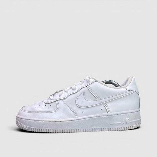 Nike Air Force 1 Low Triple White — buty sportowe damskie w bardzo dobrym stanie rozmiar 39, boczny profil, lewa strona
