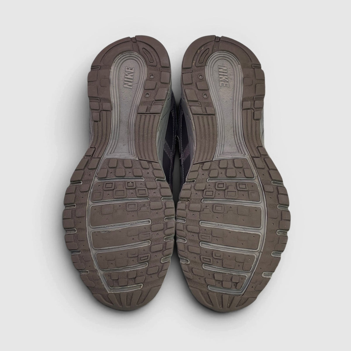 Nike P-6000 GS Cave Stone — buty sportowe damskie w bardzo dobrym stanie rozmiar 37.5, podeszwa