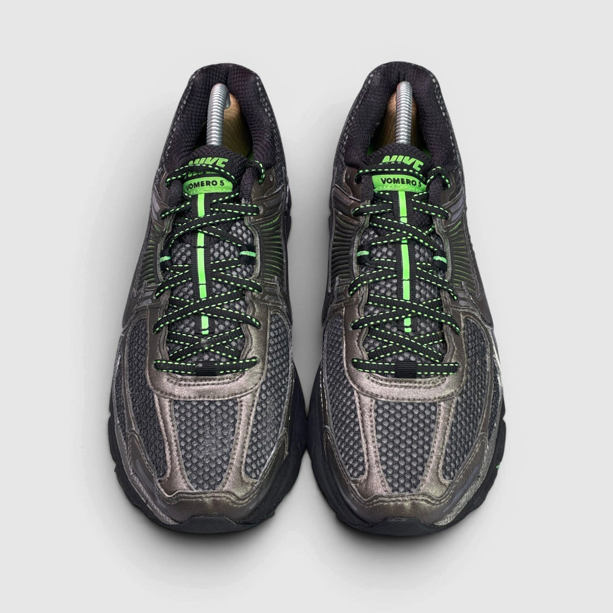 Nike Zoom Vomero 5 Metallic Pewter/Green Strike — buty sportowe męskie w bardzo dobrym stanie rozmiar 41, widok z góry