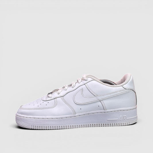 Nike Air Force 1 Low Triple White — buty sportowe damskie w bardzo dobrym stanie rozmiar 39, boczny profil, lewa strona