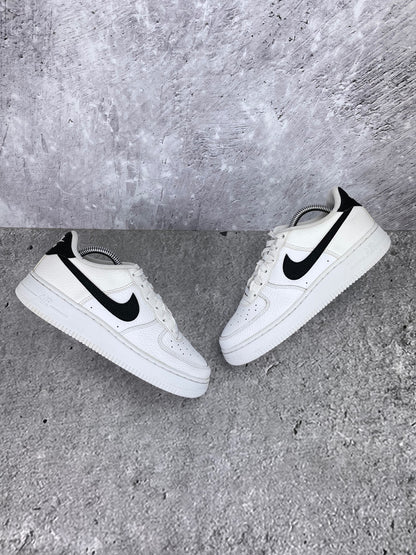 Nike Air Force 1 Low White Black - buty sportowe, widok z góry na zewnętrzną stronę butów