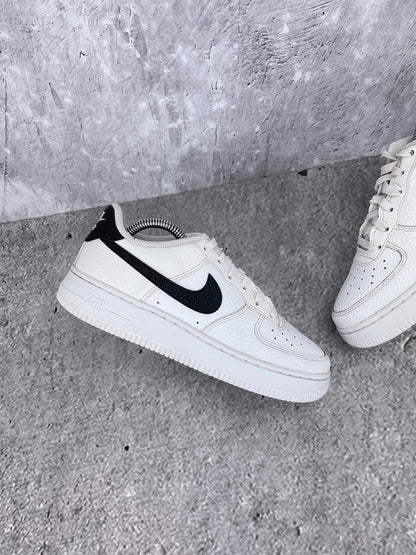 Nike Air Force 1 Low White Black - buty sportowe, zewnętrzny panel lewego buta