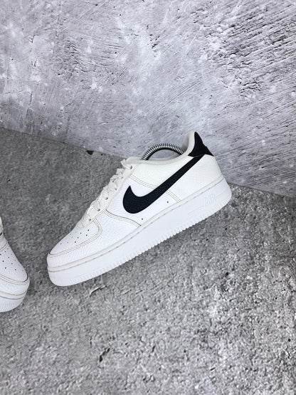 Nike Air Force 1 Low White Black - buty sportowe, widok z góry na wewnętrzną stronę butów