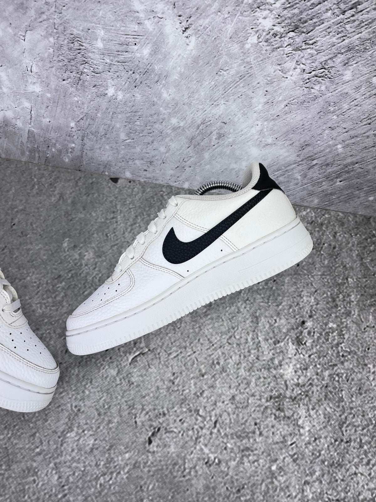Nike Air Force 1 Low White Black - buty sportowe, wewnętrzny panel prawego buta