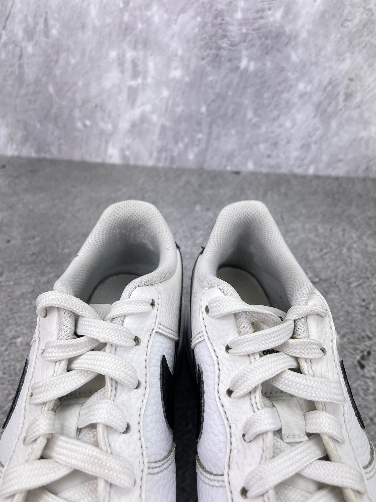 Nike Air Force 1 Low White Black - buty sportowe, zapiętki butów
