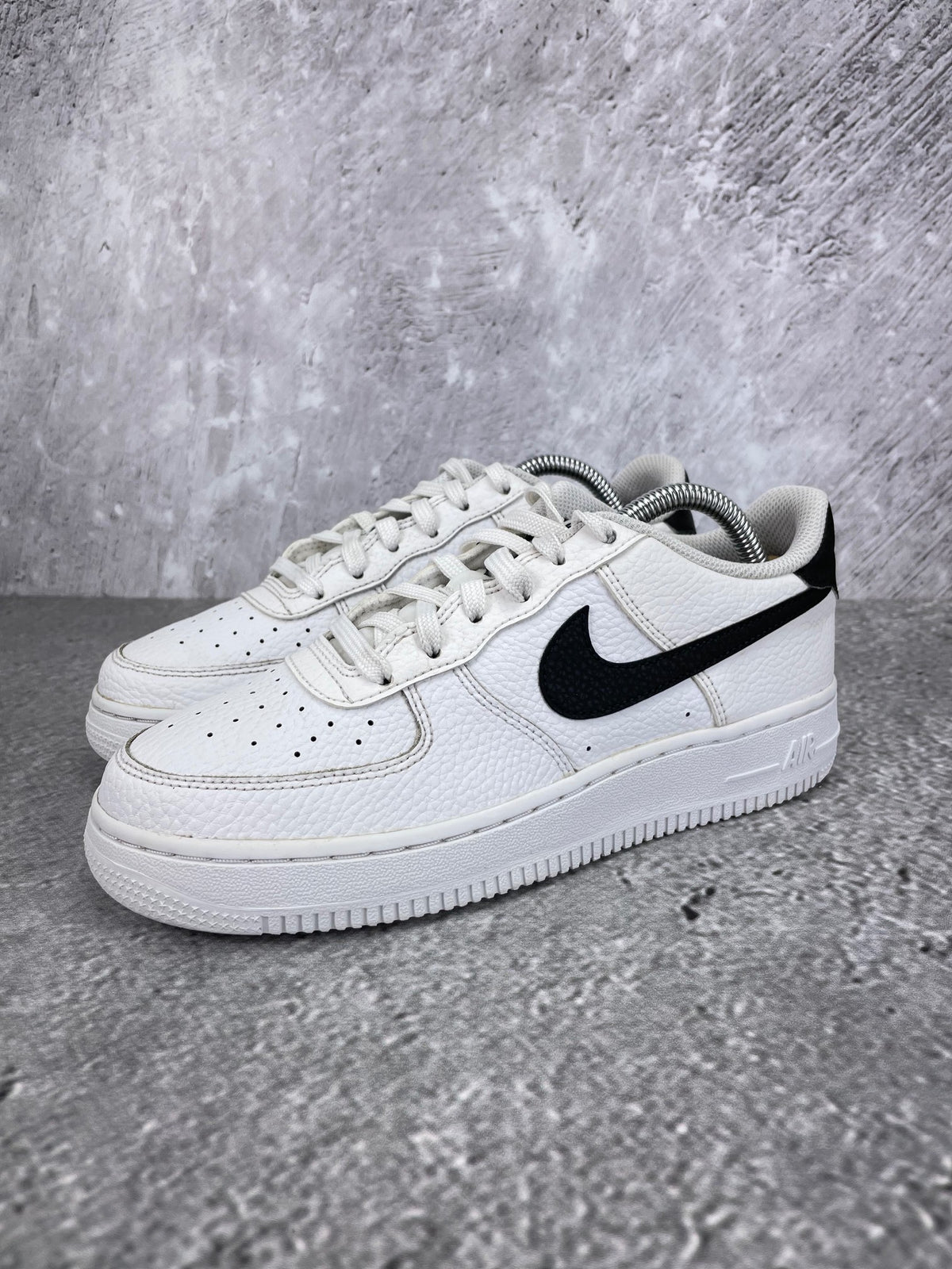 Nike Air Force 1 Low White Black - buty sportowe, widok z boku na tle studyjnym