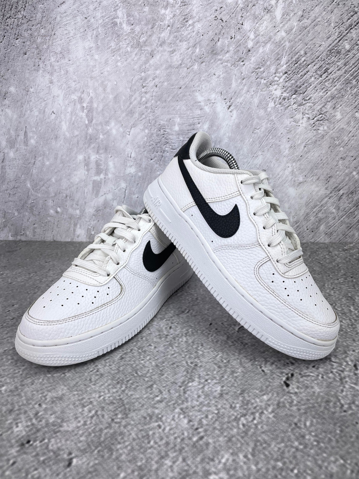 Nike Air Force 1 Low White Black - buty sportowe, para butów, widok z boku na tle studyjnym