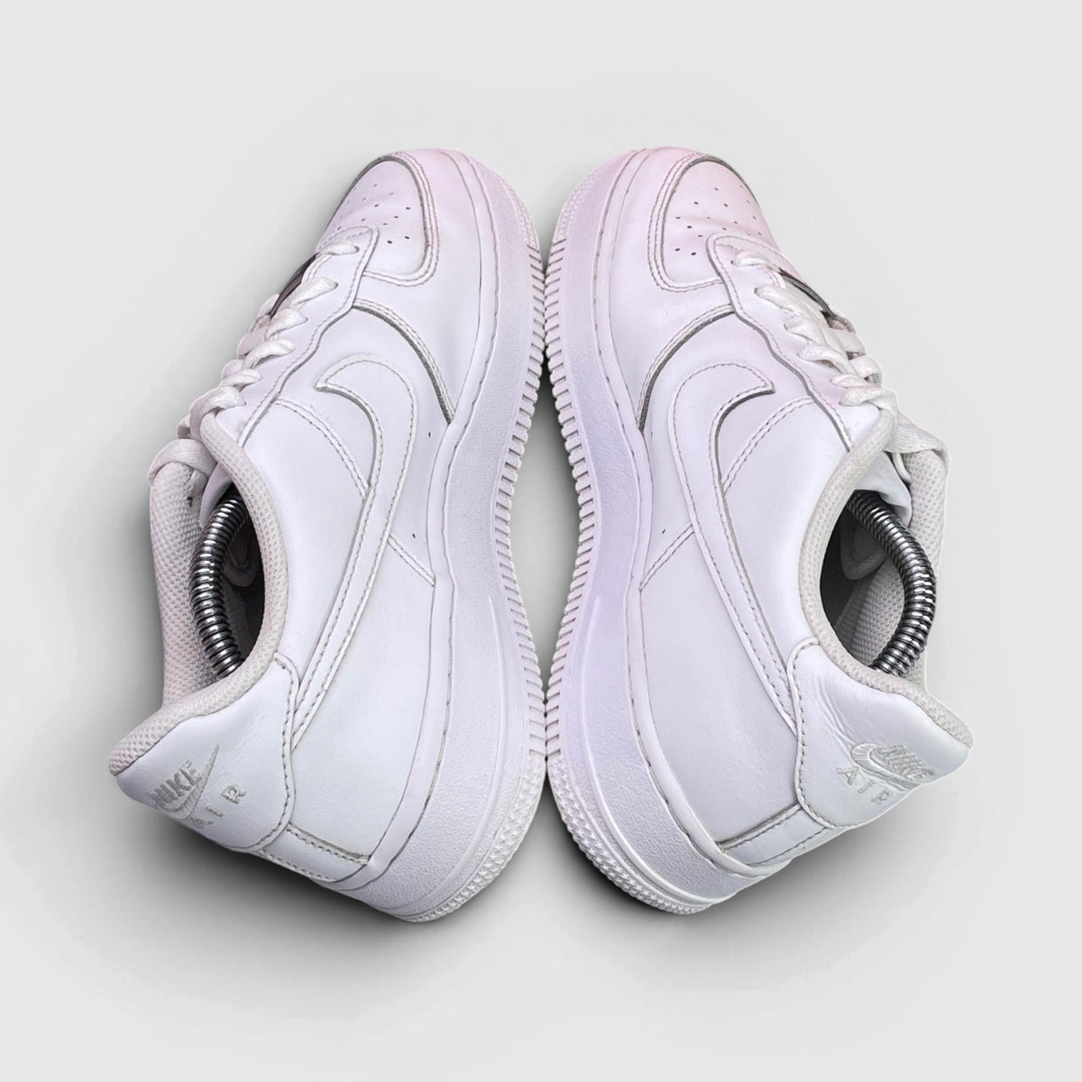 Nike Air Force 1 Low Triple White — buty sportowe damskie w bardzo dobrym stanie rozmiar 39, widok z góry